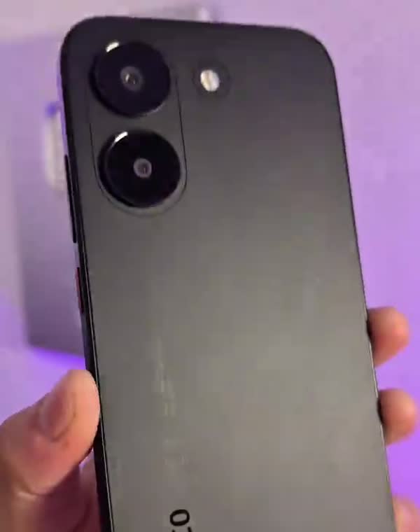 Wallace testando um celular