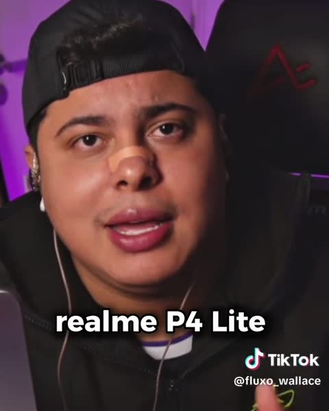 Wallace na publi da realme