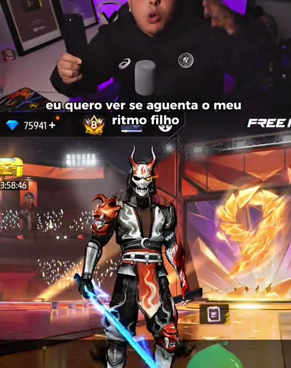 Wallace com o celular na mao no review